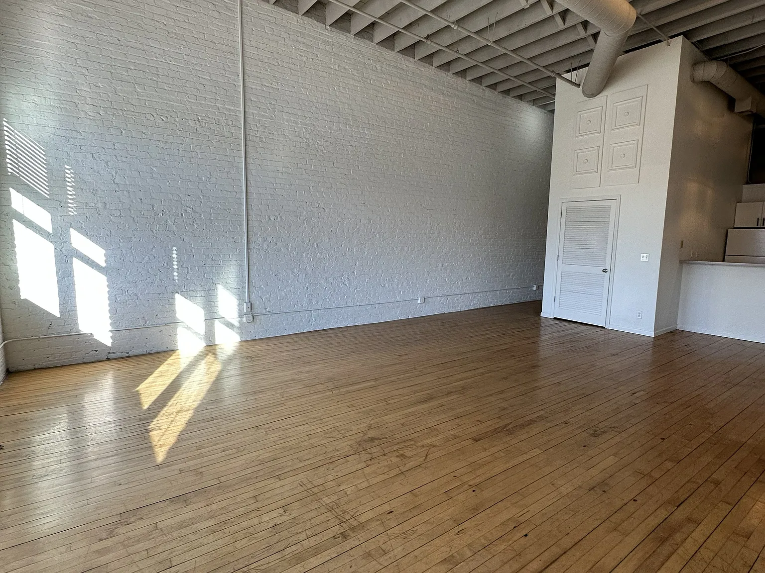 1 bed, 1000 sqft, $1,300 — Photo 2
