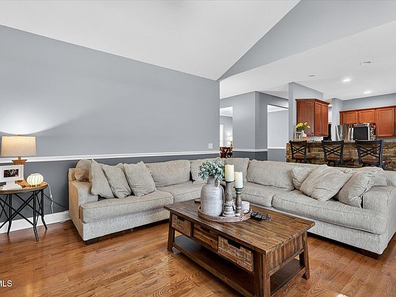 5th image of 512 Cameron Ct