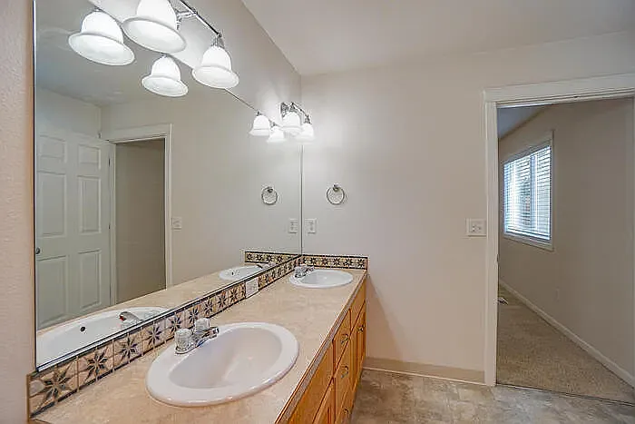 1107 NE 151st Ave — Photo 2