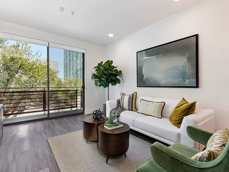 Living at Santa Monica — Photo 6
