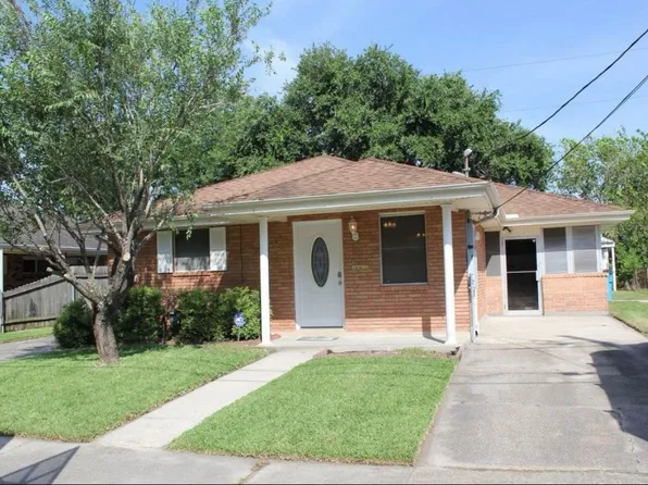 3010 Pakenham Dr, Chalmette, LA 70043