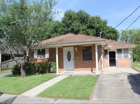 3010 Pakenham Dr, Chalmette, LA