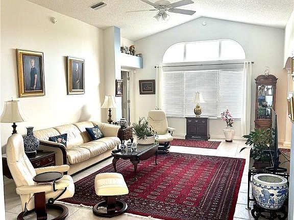 4th image of 560 Smithfield Pl