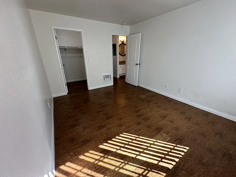 204 16th Pl #C — Photo 12