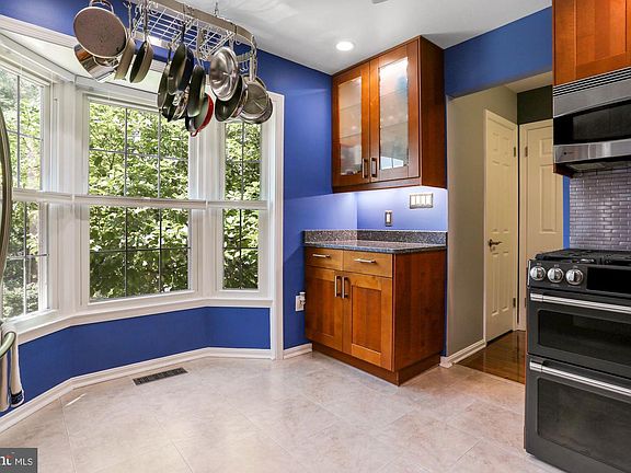5th image of 23 Carriage House Cres