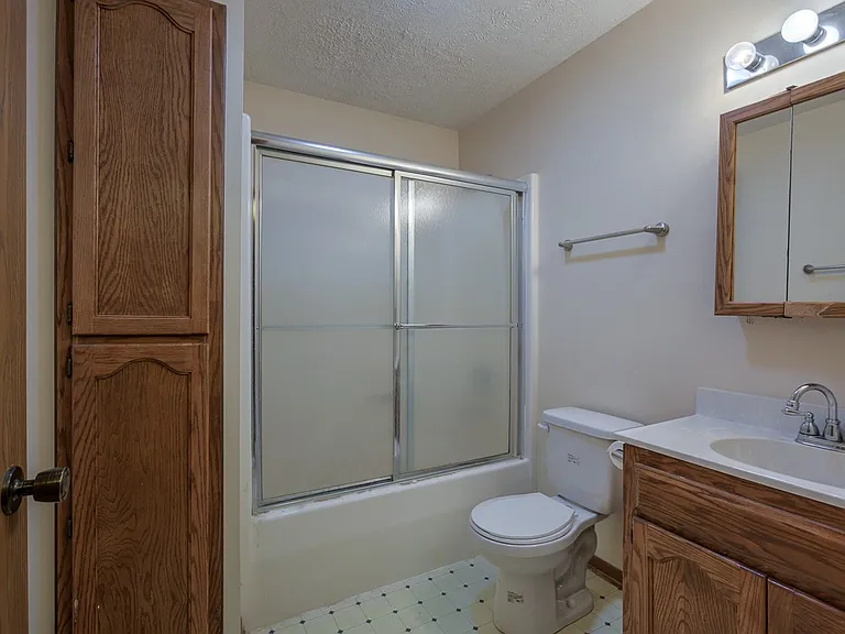Large bathroom at Gretna Oaks.