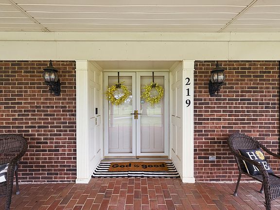 4th image of 219 Adams Ln