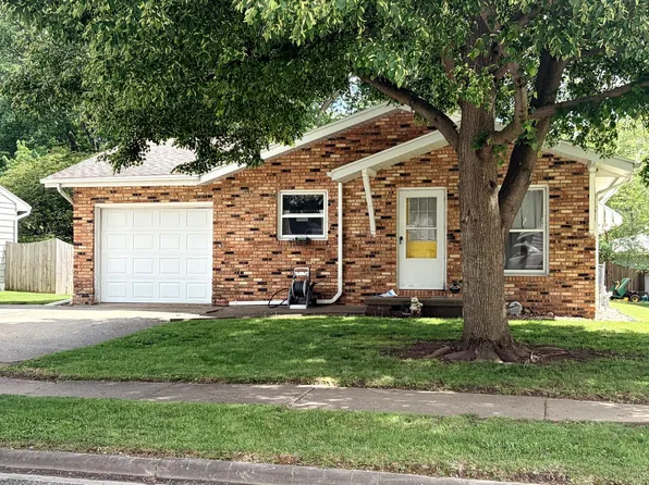 6 Blair Ct, Clinton, IL 61727