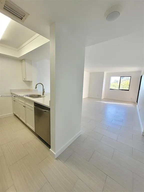 2 bed, 933 sqft, $2,000 — Photo 1
