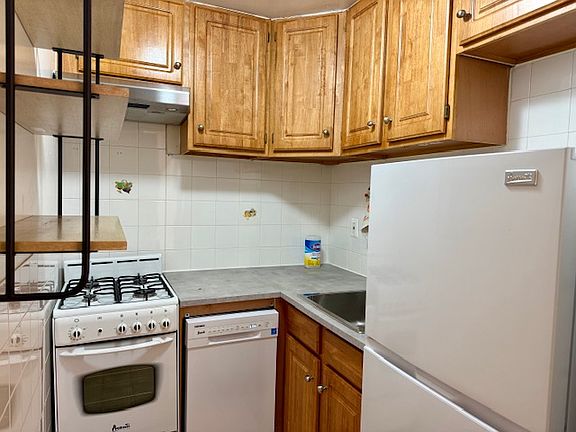 4th image of 245 W 16th St APT A1