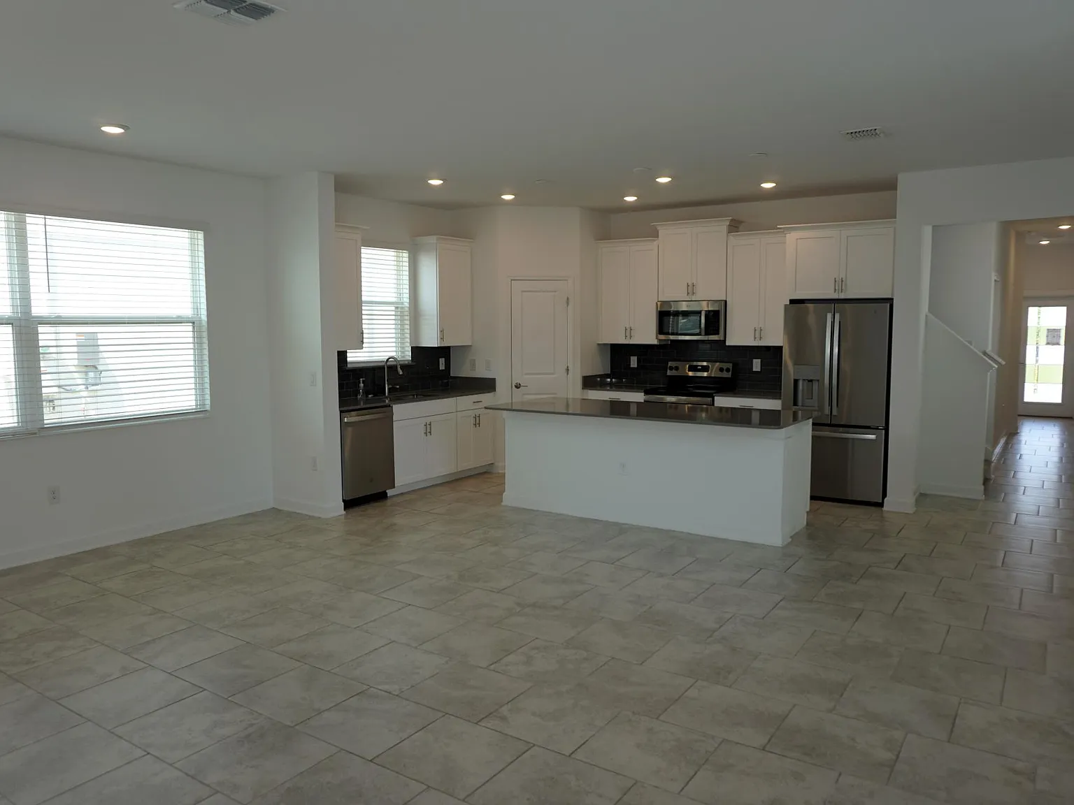 4 bed, 3.5 bath, 2471 sqft, $2,695 — Photo 4