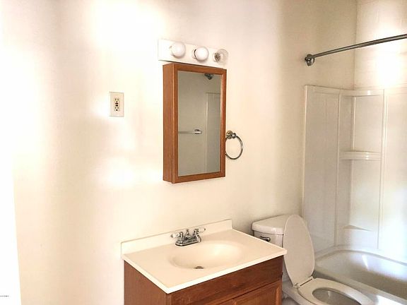 3rd image of 902 S Kenwood Cir