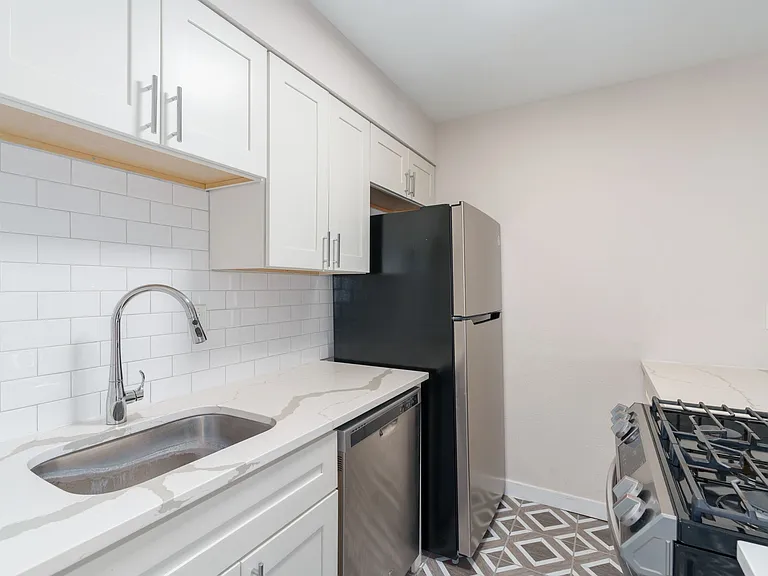 The Oaks Apartments — Photo 9