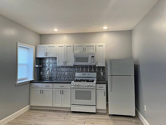 3rd image of 146 Johnston St APT 1