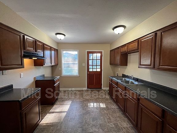 3rd image of 3114 Dahlia Dr