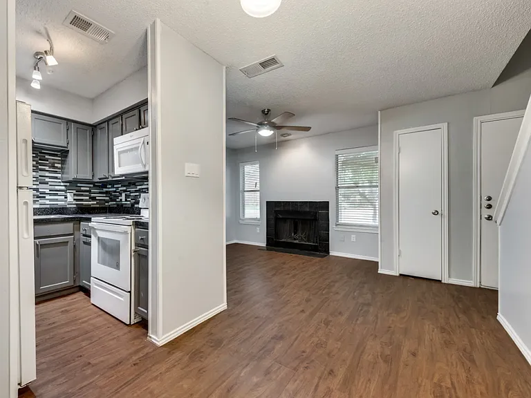 Evergreen Condominiums — Photo 32