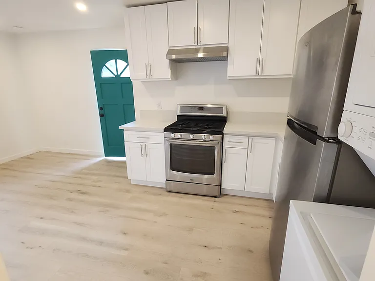 111 Marion Ave #B — Photo 4