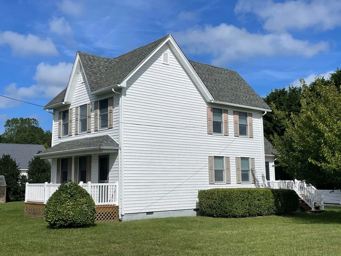 Farm house charm! A great home with a country feel and a spcious yard to enjoy. — Photo 1