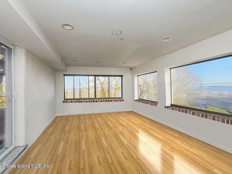 703 Bay St — Photo 10