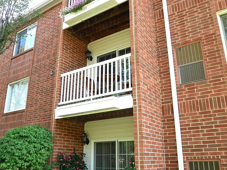 444 S Chester St #413 — Photo 4