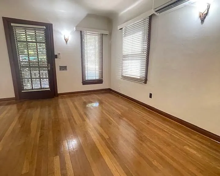 410 W Walnut St — Photo 5