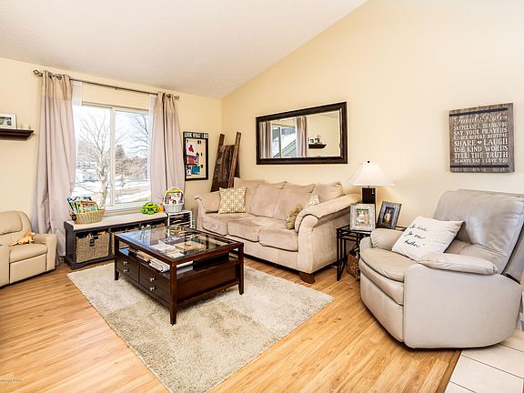 5th image of 121 Country Lake Dr