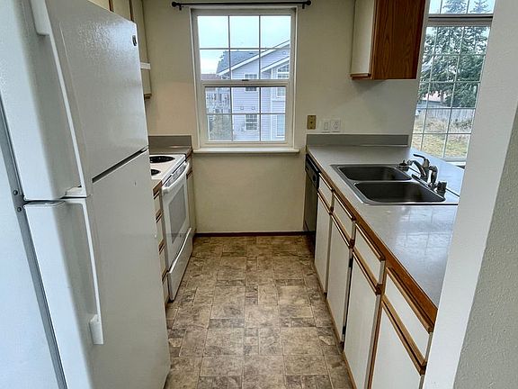 3rd image of 632 D St APT G