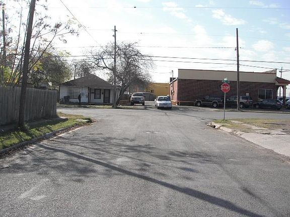 5th image of 818 Meuly St