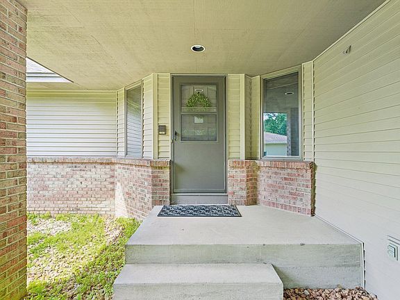 3rd image of 8912 Vincent Pl