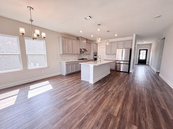 3rd image of 331 Collier Rd
