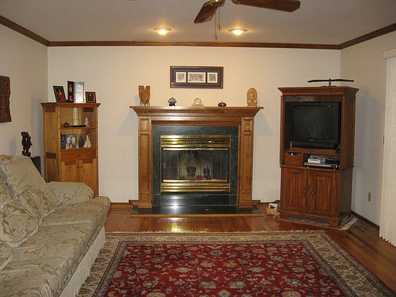 5th image of 211 Bradford Dr