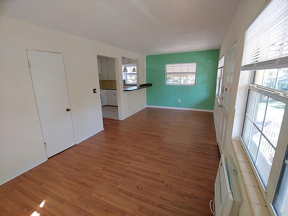 4th image of 833 12th Ave N #1