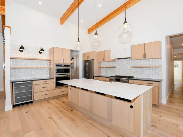 2 Edwards Bridge Rd, Marion, MA 02738