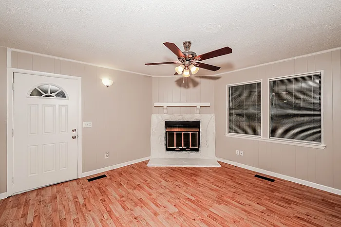 356 Lakeshore Cir — Photo 2