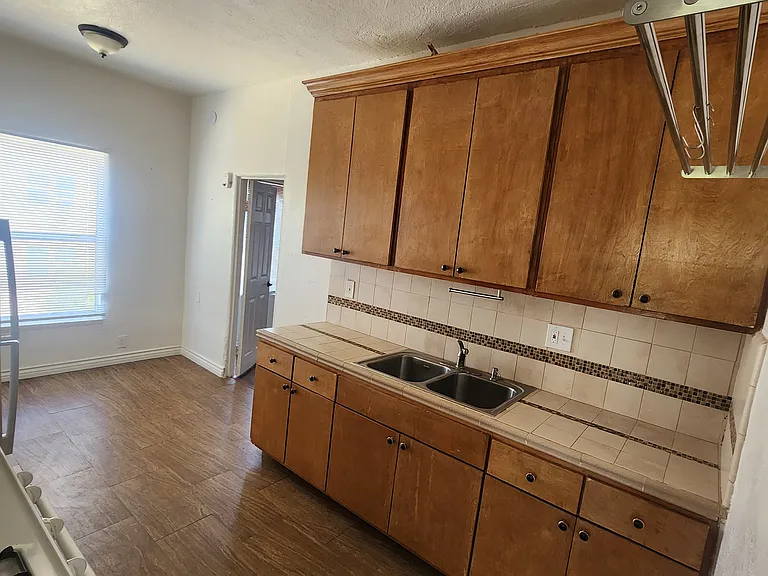 1152 N Kingsley Dr #202 — Photo 7