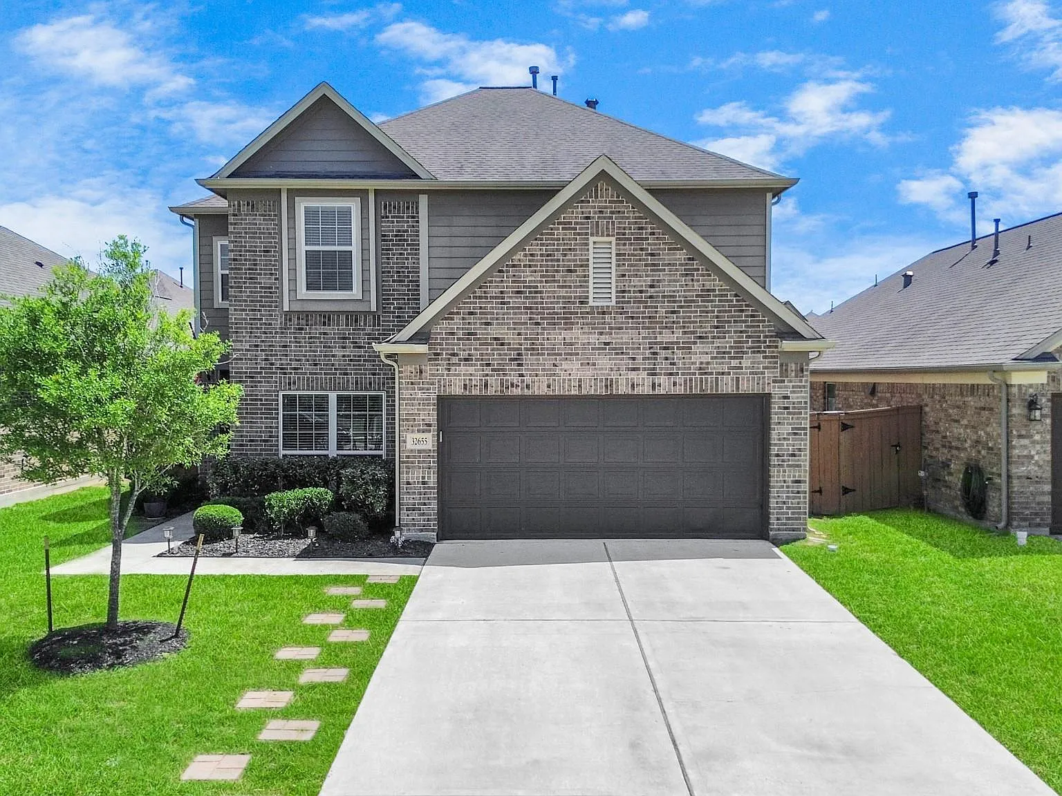5 bed, 2.5 bath, 2719 sqft, $3,350 — Photo 2