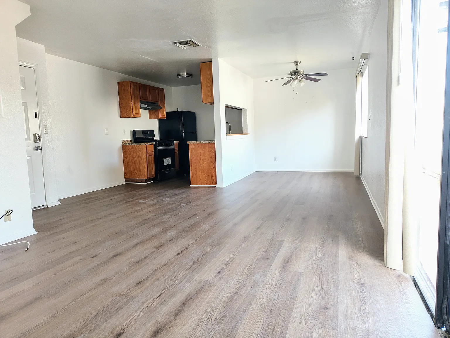 14746 Delano St — Photo 2