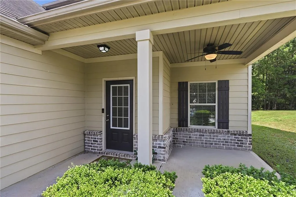 4 bed, 3.0 bath, 2296 sqft, $2,500 — Photo 2
