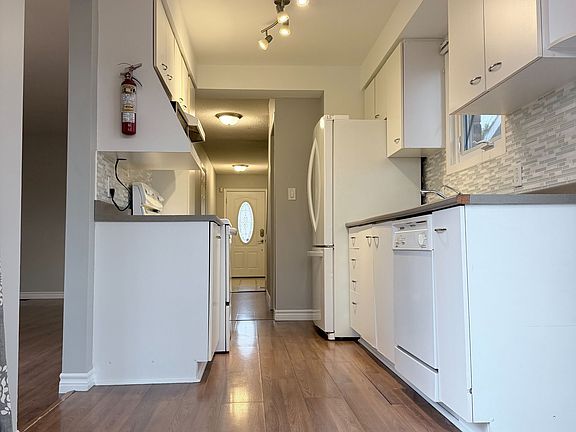 4th image of 936 Killarney Cres