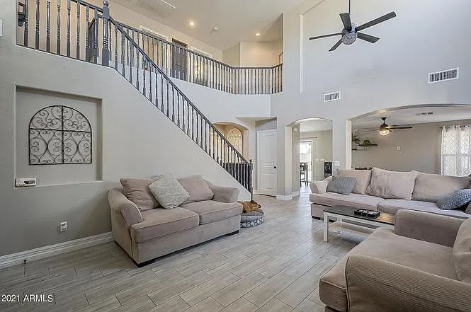 5 bed, 2218 sqft, $2,600 — Photo 4