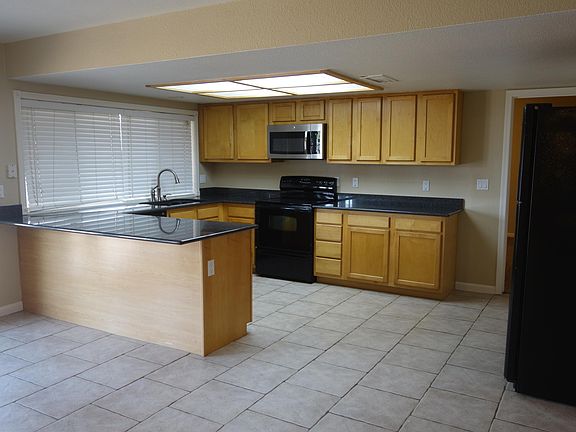 4th image of 940 W Oxford Dr