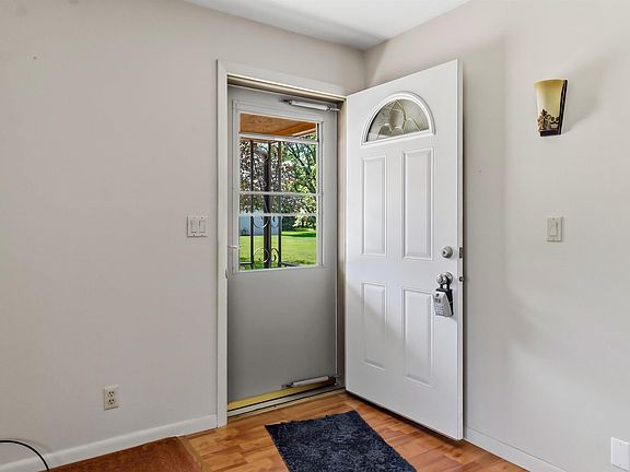 4th image of 222 W 10th St