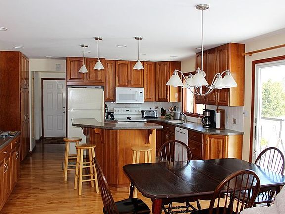 2nd image of 1975 Lakeview Dr