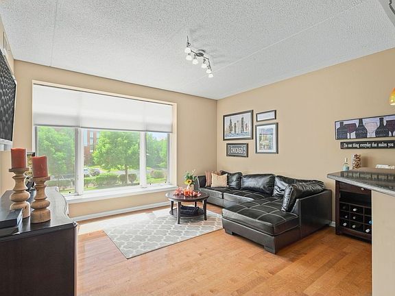 5th image of 855 E 22nd St APT 214
