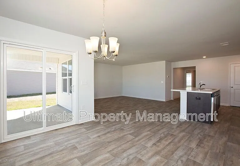 585 Draymore Dr NE — Photo 8