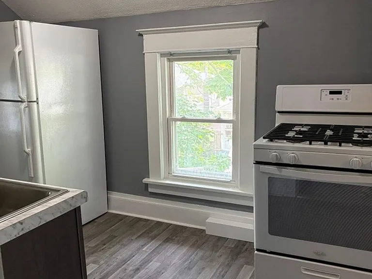 112 N Clinton St — Photo 13