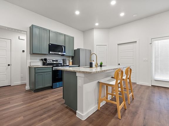 4th image of 2136 Langford Ave