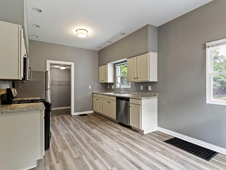 804 W 42nd St — Photo 14