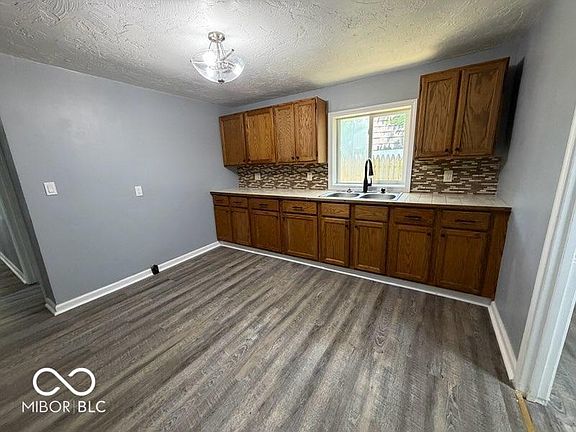 5th image of 2703 Spring St