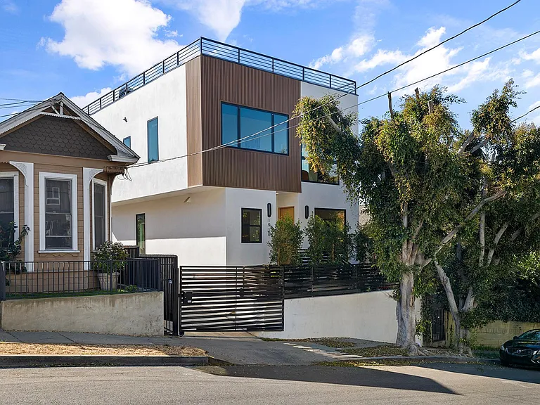 1916 W Ct — Photo 8